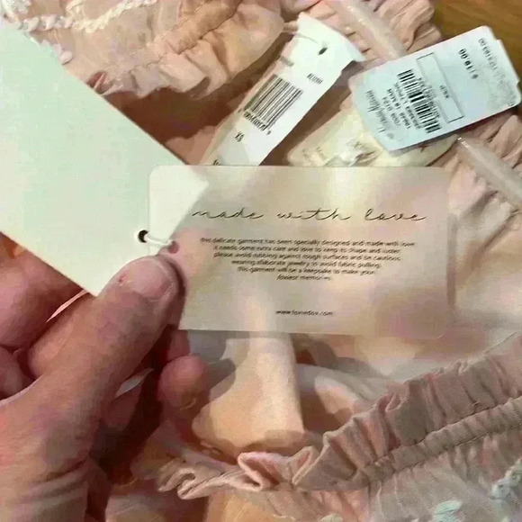 Elegant Pink Off-Shoulder Dress - Picture 6 of 9